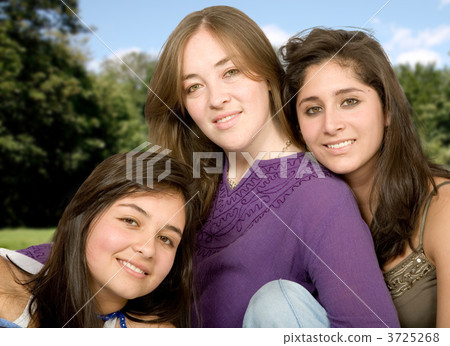beautiful female friends 3725268