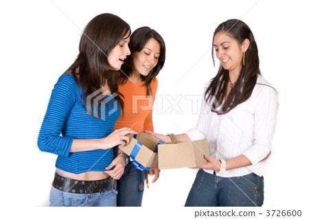 girls opening a gift 3726600