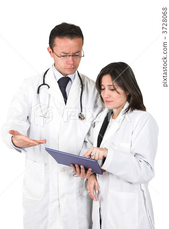 doctors discussing a case 3728068