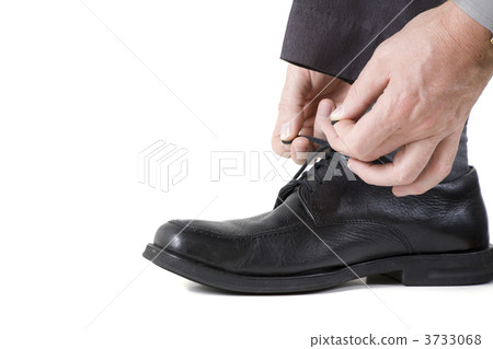 Tying shoes 3733068