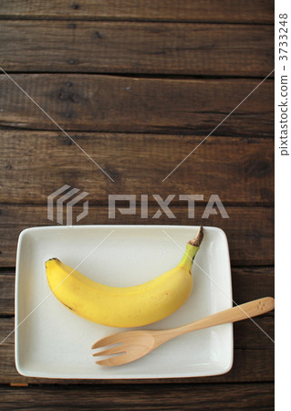 banana and fork on a plate 3733248