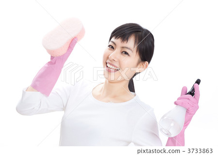 Women cleaning 3733863
