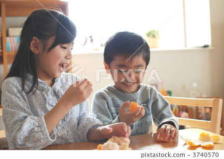 孩子吃橘子 3740570