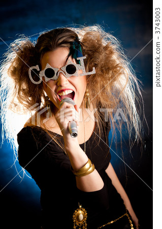 Woman singing 3743003