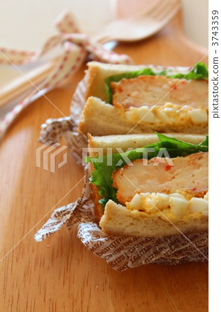 蝦和三明治。 3743359