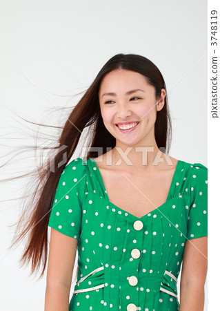 一個傷害頭髮的年輕女子 一個傷害頭髮的年輕女子 3748119