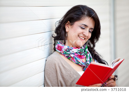 Woman reading outdoors Woman reading outdoors 3751018