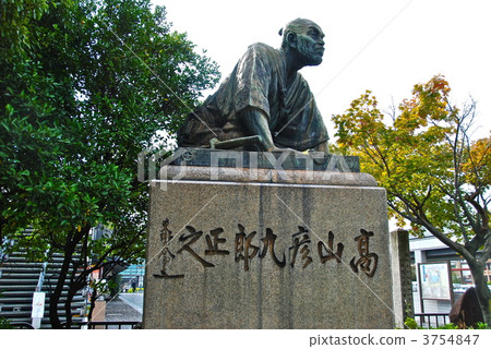 “Takayama Hikaruro”皇宮崇拜的雕像(三條京阪站前站/京都市大橋鎮東山區) “Takayama Hikaruro”皇宮崇拜的雕像(三條京阪站前站/京都市大橋鎮東山區) 3754847