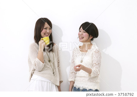 有茶時間的兩名婦女微笑 有茶時間的兩名婦女微笑 3758792