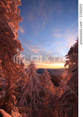 Dawn of a snowy mountain 3760005