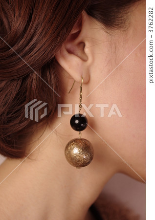 戴耳環 3762282