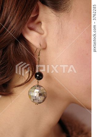 Wear earrings 3762285