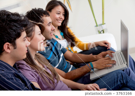 People with a laptop 3763166