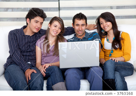 People with a laptop 3763168