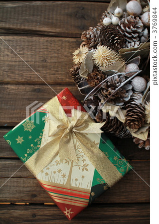 聖誕禮物和聖誕花環，金色絲帶 3769844