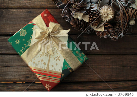 聖誕禮物和聖誕花環，金色絲帶 3769845