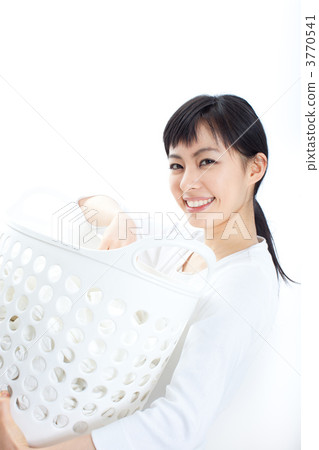 Woman to wash 3770541