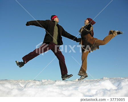 couple jump. winter 3773005