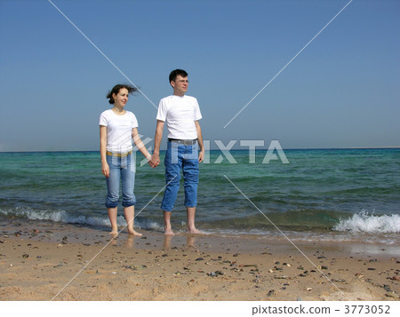 couple stand. faces. sea. sunny day 3773052