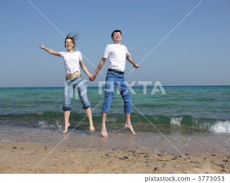 couple jump. sea. sunny day 3773053