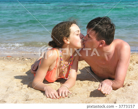 couple kiss on beach 3773157