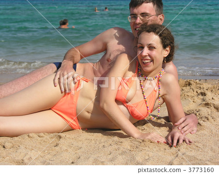 couple lies on beach 3773160