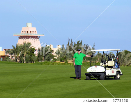 Man with car on golf field 3773258
