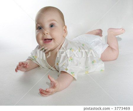 baby on belly baby on belly 3773469