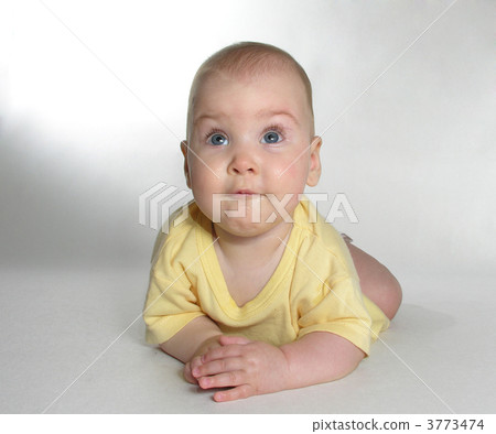 baby looking up 3773474