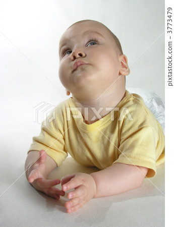 baby looking up 3773479