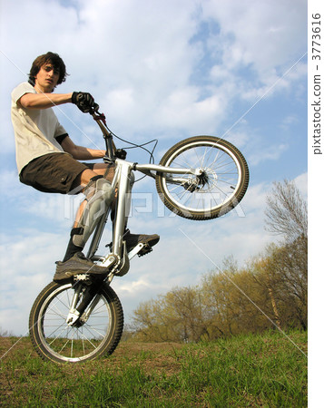 Mountain Biker on back weel 3773616