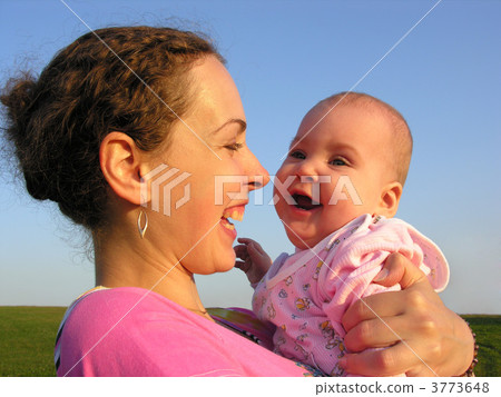 faces mother with baby on sunset 3773648