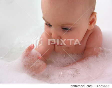 baby in bath see on finger 3773665