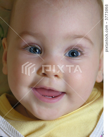 face baby smile with two teeths 3773868