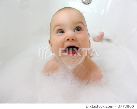 smile baby in bath 3773900