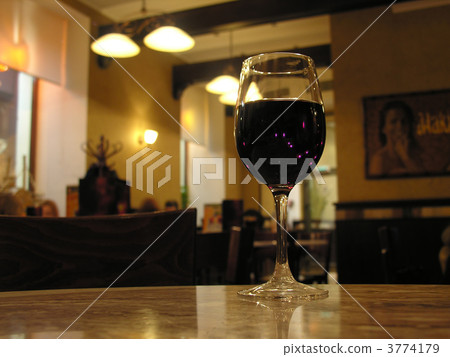 wineglass in cafe 3774179