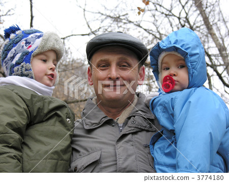 grandfather with grandchildren 3774180