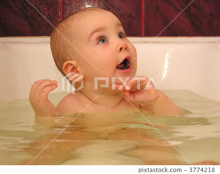 baby in bath baby in bath 3774218