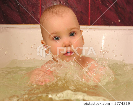 baby in bath baby in bath 3774219
