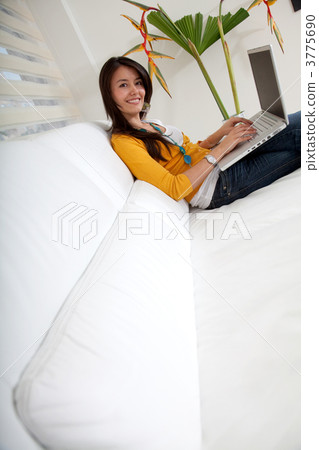 Woman with a laptop 3775690