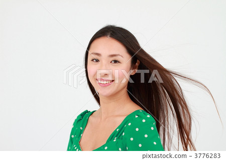 一個傷害頭髮的年輕女子 一個傷害頭髮的年輕女子 3776283
