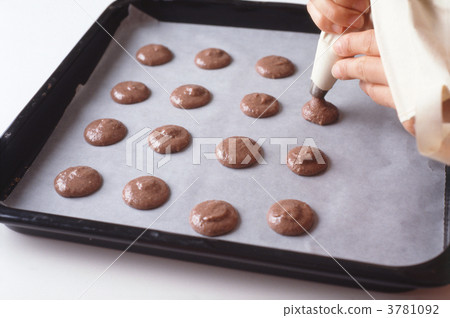 Making macaroons Making macaroons 3781092