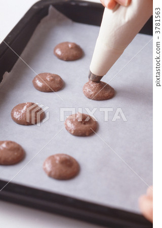Making macaroons 3781563