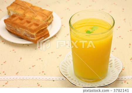 Orange juice and waffle 3782141