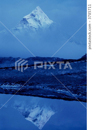 Shine on the glacial lake 3785711