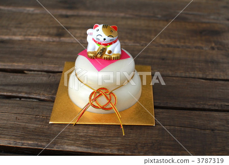 Kagami mochi with a beckoning cat on it - New Year's decoration Kagami mochi with a beckoning cat on it - New Year's decoration 3787319