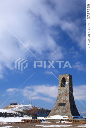 一座美麗的塔和一座無線電塔 3787369