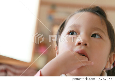 Three years old girl sucking suck 3787935