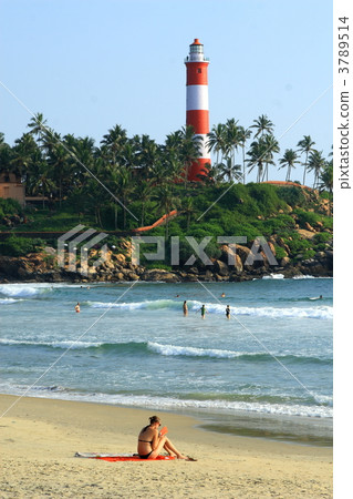 印度Kovalam海灘和紅色燈塔 印度Kovalam海灘和紅色燈塔 3789514