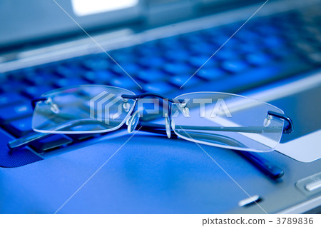 business glasses on a laptop keyboard 3789836